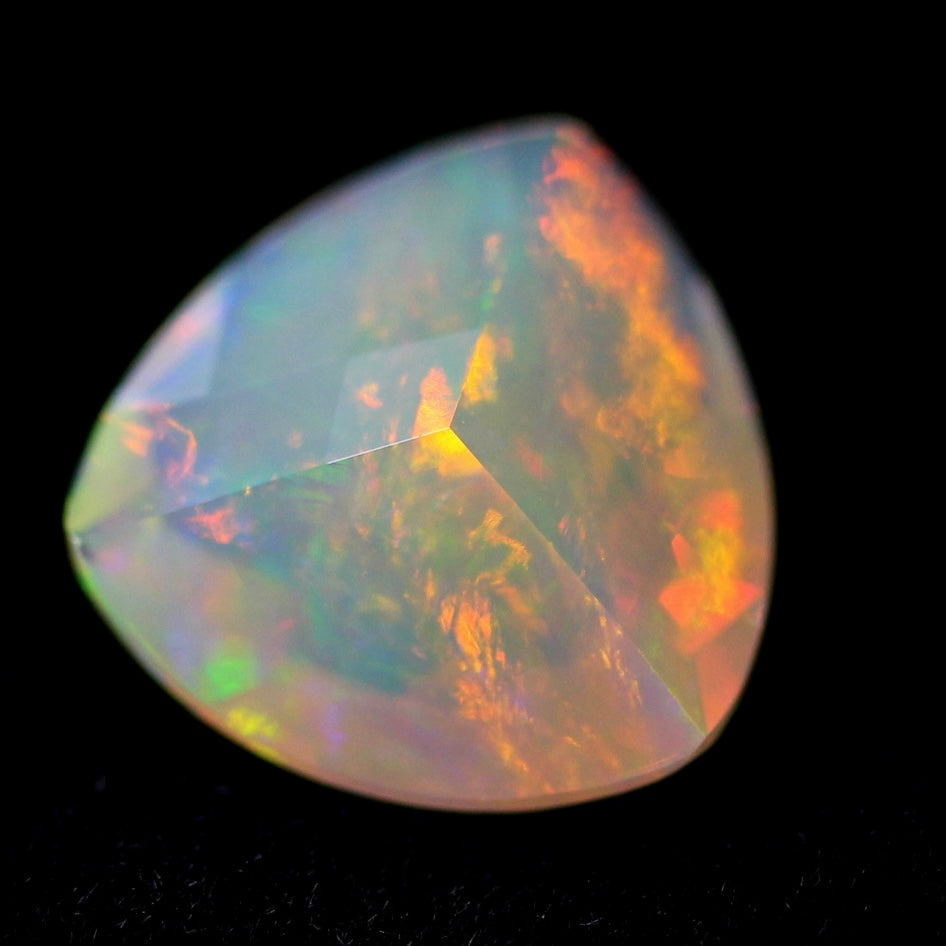 【ご落札者さま専用】独自カット作品「キューブカット・トリリアントversion」エチオピアオパール1.82ct ✨
