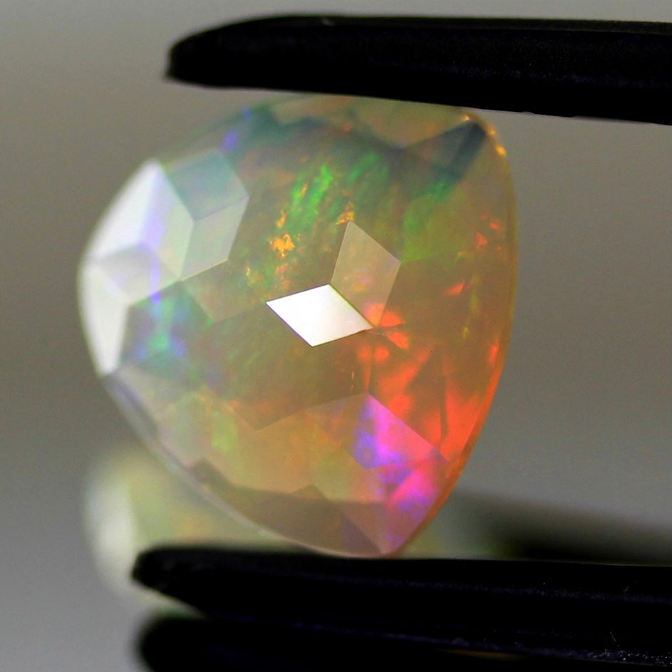 【ご落札者さま専用】独自カット作品「キューブカット・トリリアントversion」エチオピアオパール1.82ct ✨