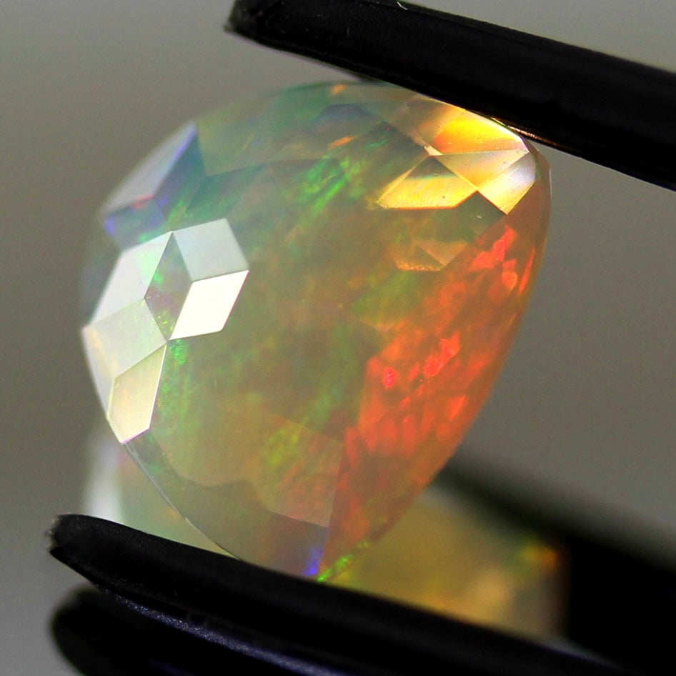【ご落札者さま専用】独自カット作品「キューブカット・トリリアントversion」エチオピアオパール1.82ct ✨