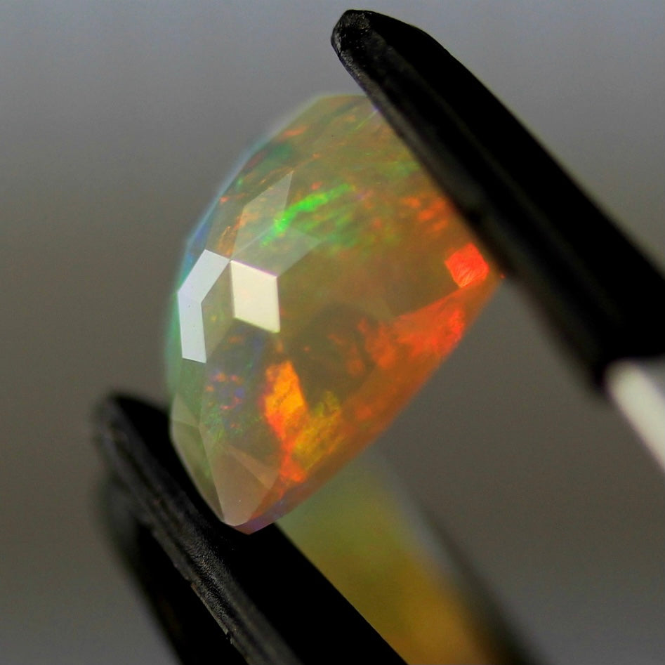 【ご落札者さま専用】独自カット作品「キューブカット・トリリアントversion」エチオピアオパール1.82ct ✨