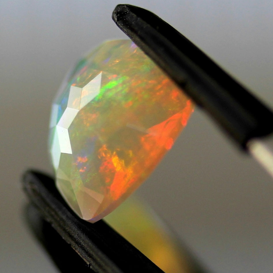 【ご落札者さま専用】独自カット作品「キューブカット・トリリアントversion」エチオピアオパール1.82ct ✨