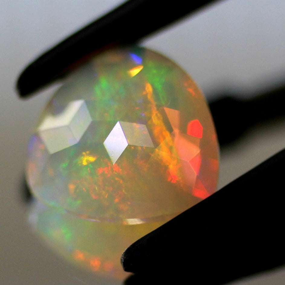【ご落札者さま専用】独自カット作品「キューブカット・トリリアントversion」エチオピアオパール1.82ct ✨