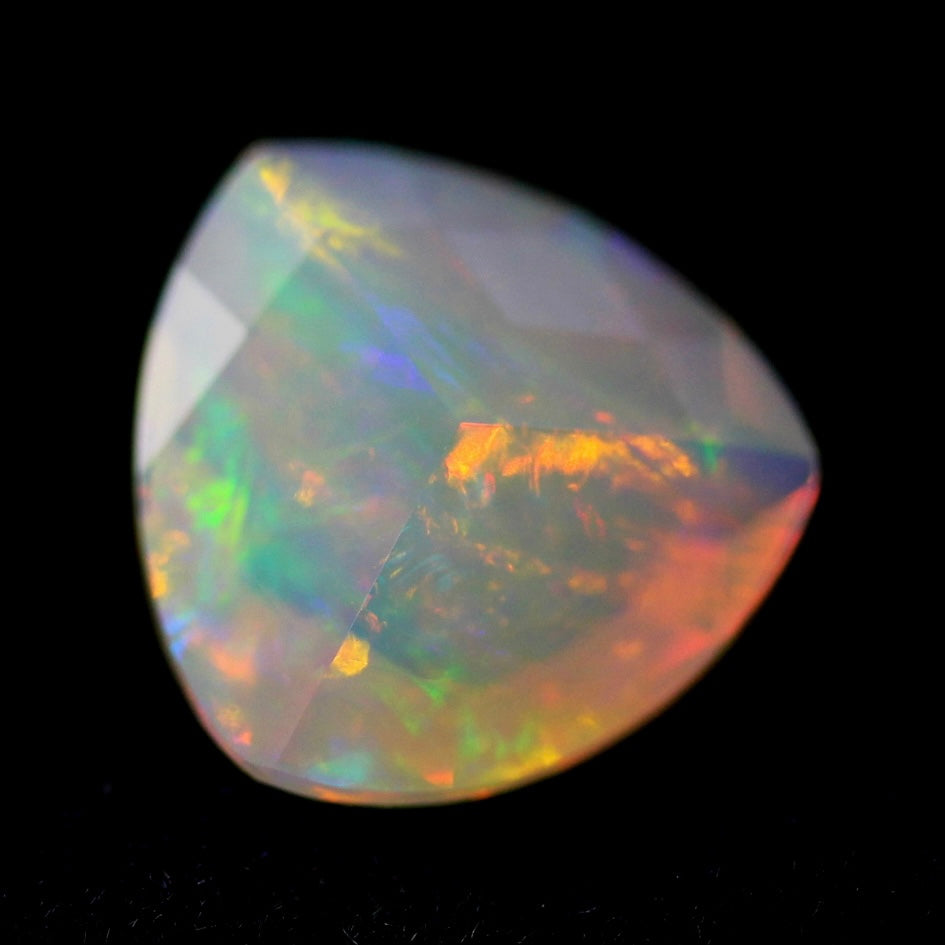 【ご落札者さま専用】独自カット作品「キューブカット・トリリアントversion」エチオピアオパール1.82ct ✨