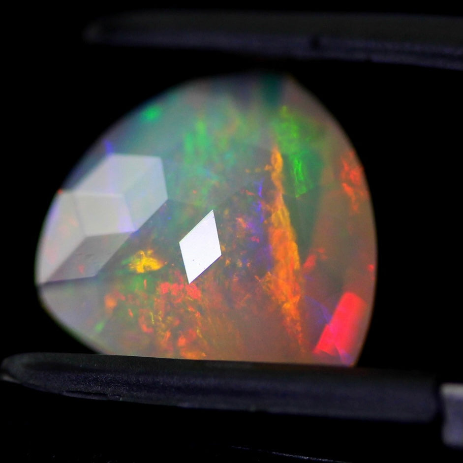【ご落札者さま専用】独自カット作品「キューブカット・トリリアントversion」エチオピアオパール1.82ct ✨