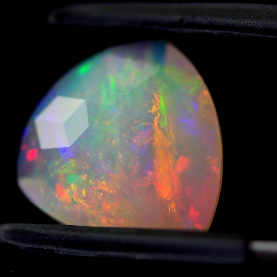 【ご落札者さま専用】独自カット作品「キューブカット・トリリアントversion」エチオピアオパール1.82ct ✨