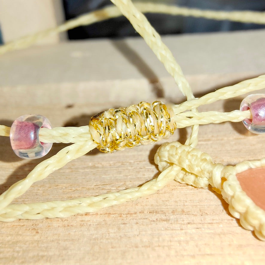 ベビーイエローとピーチカラー🌼💓ギッシリラメが揺れるたび煌めくサンストーン 4.83ct【watariさんマクラメ作品 】