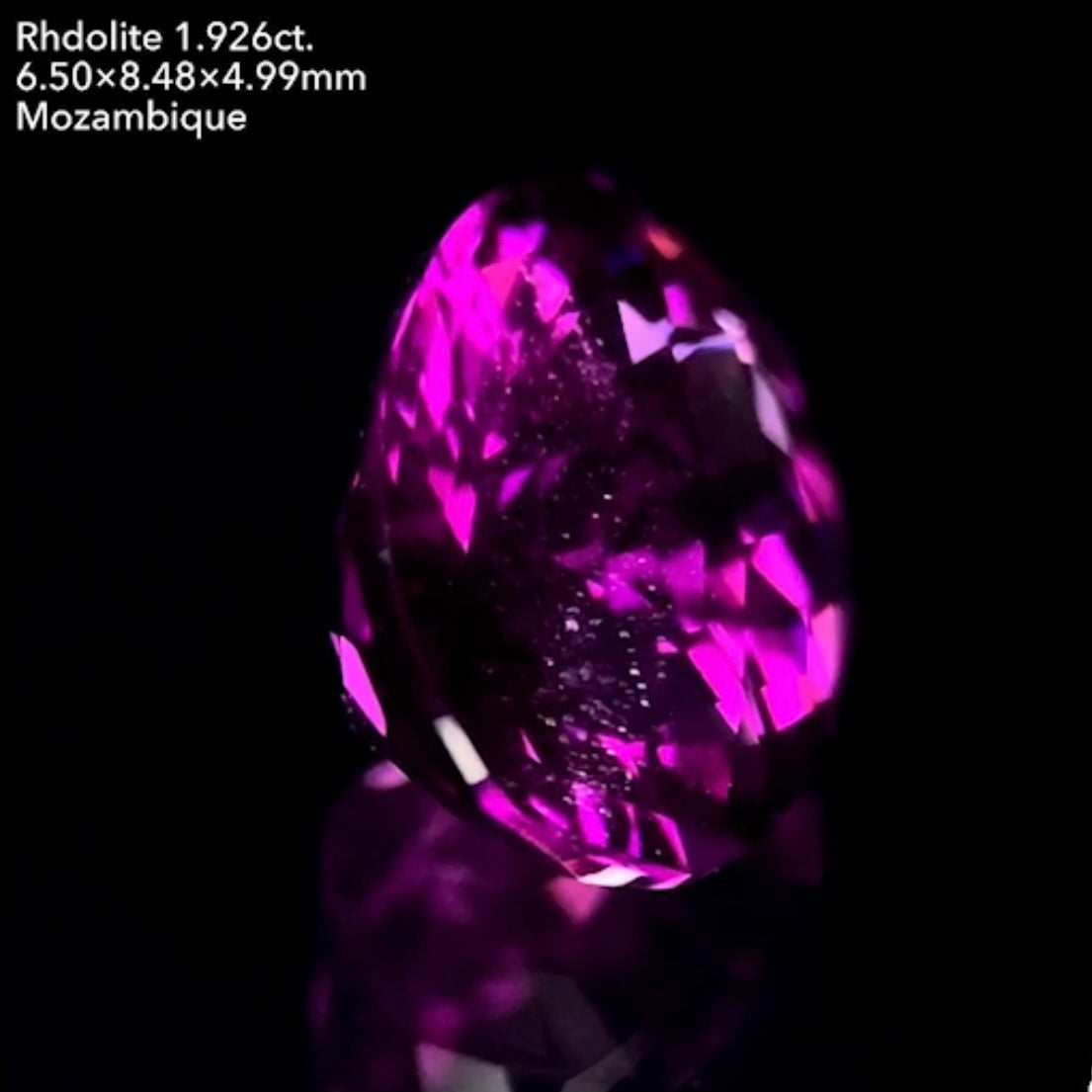 流れるキューブの煌めきが美しすぎる!テリツヤ抜群美色ロードライトガーネット1.926ct💜ゲオちゃん作品