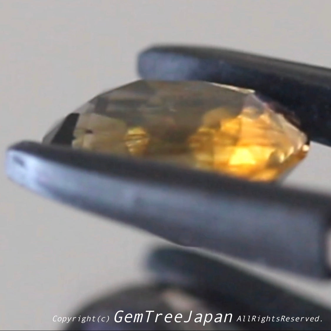 これぞアイオライトの面白さ😄こちらは2.50ct✨“青”特集 & “緑”特集 番外編❗半端ない多色感️👍