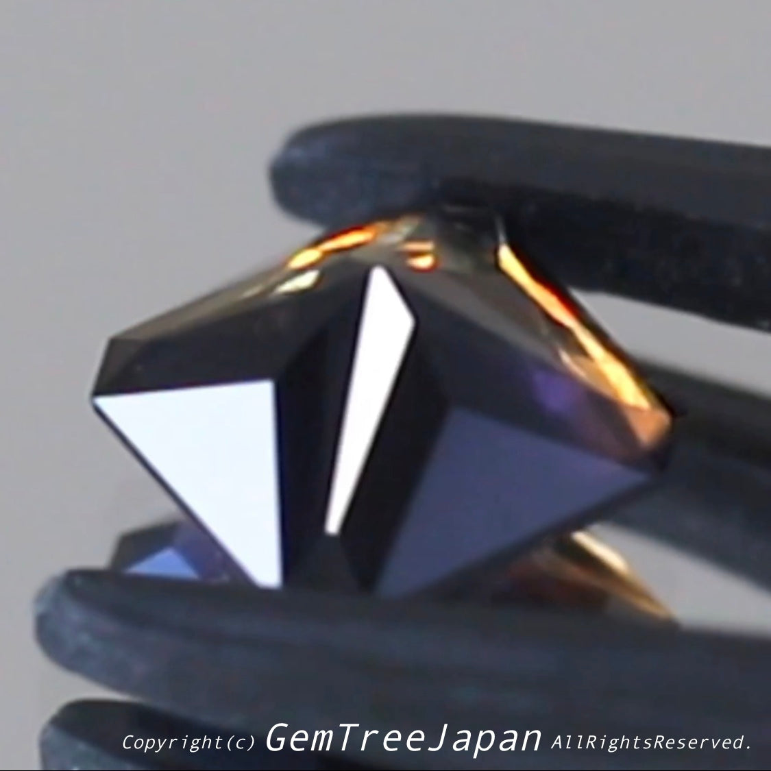これぞアイオライトの面白さ😄こちらは1.41ct✨“青”特集 & “緑”特集 番外編❗半端ない多色感️👍