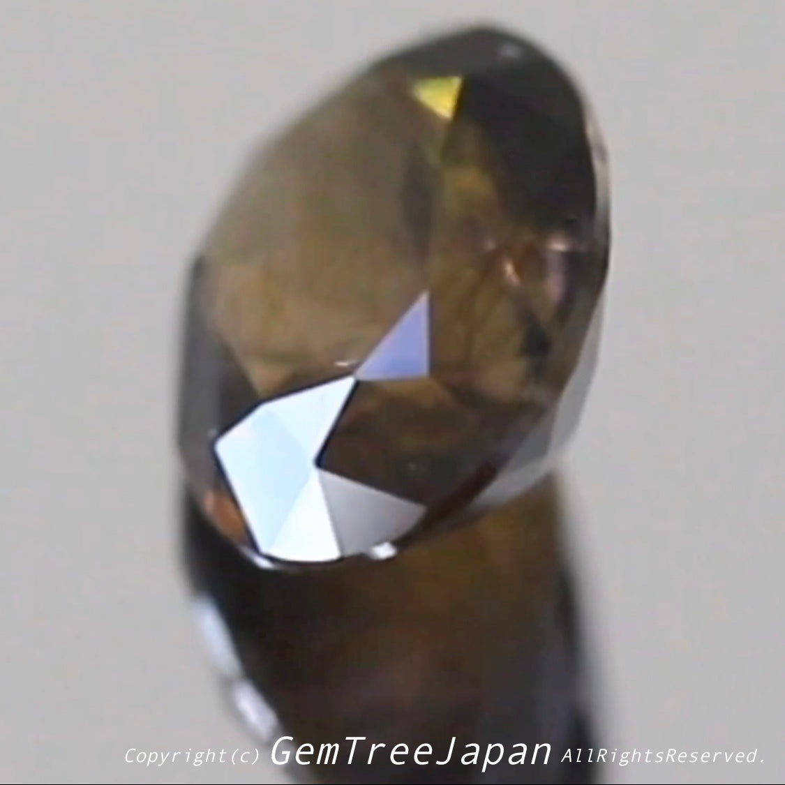これぞアイオライトの面白さ😄こちらは2.50ct✨“青”特集 & “緑”特集 番外編❗半端ない多色感️👍