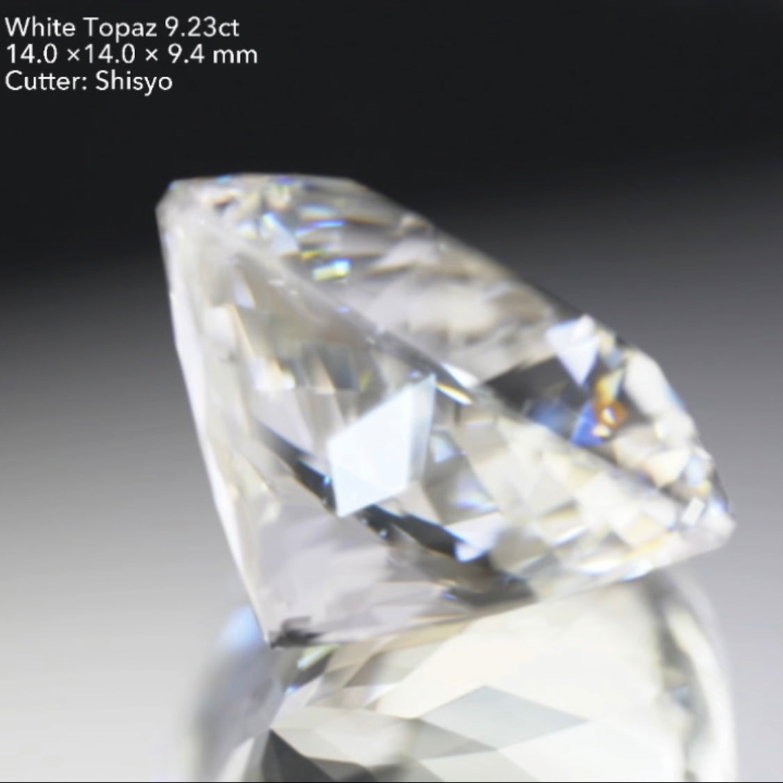 あまりにもキレイなラウンド🌝純白の輝きとフラワーカットが圧巻💎✨🏵ホワイトトパーズ9.23ct