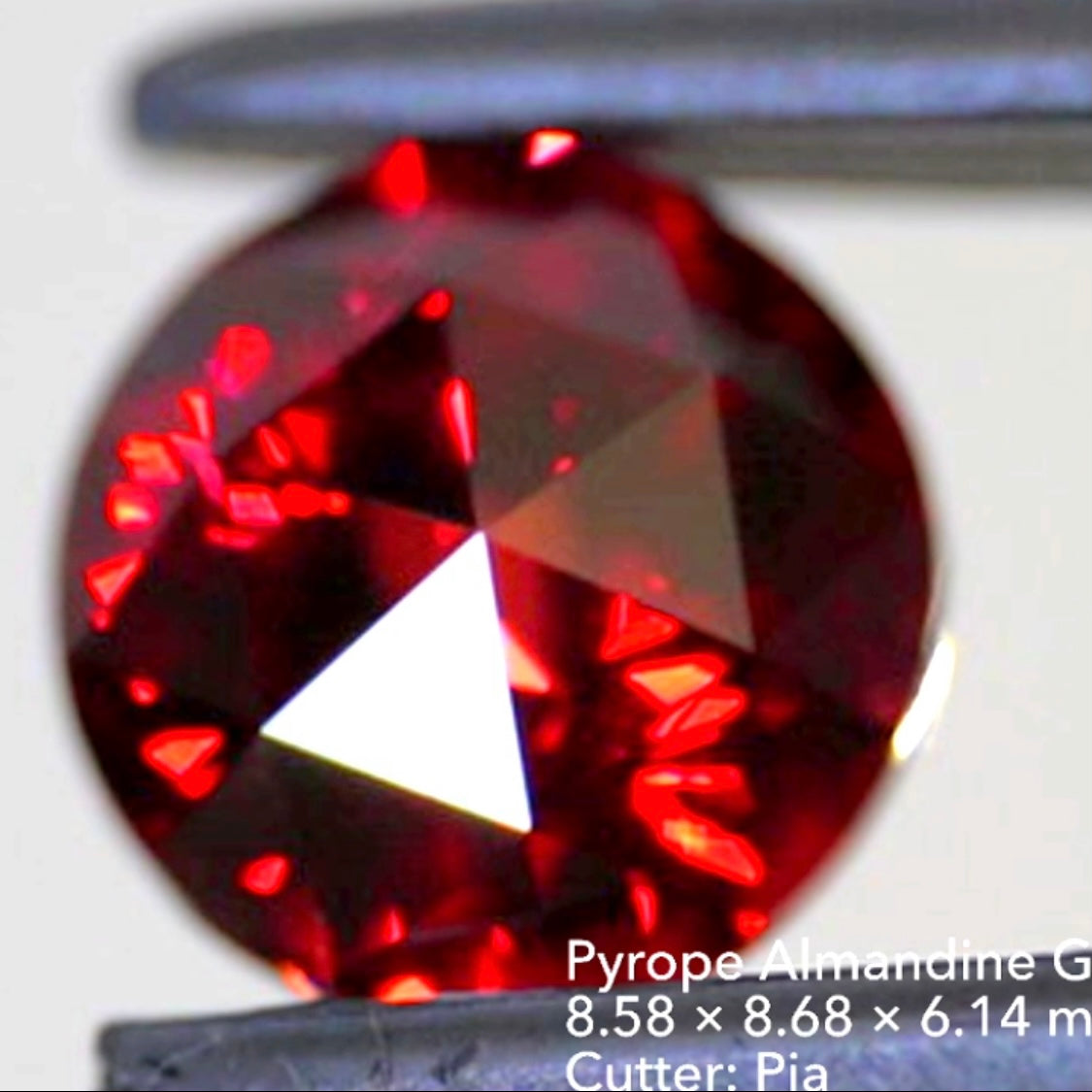 大粒ローズカットで煌めく美色ローズレッドレッド🔮ロードライトガーネット(パイロープアルマンディン)3.336ct💎ピアッちゃん作品