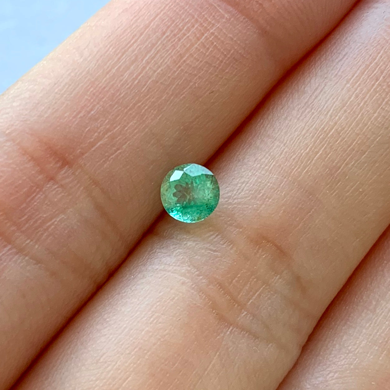 【GemTreeChiharu本格参戦❗️】コチラも新作🌟まるでパライバかのようなネオンカラー🍀🧚♂️ピアっちゃん作品エメラルド0.36ct💎✨