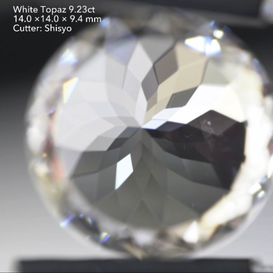 あまりにもキレイなラウンド🌝純白の輝きとフラワーカットが圧巻💎✨🏵ホワイトトパーズ9.23ct