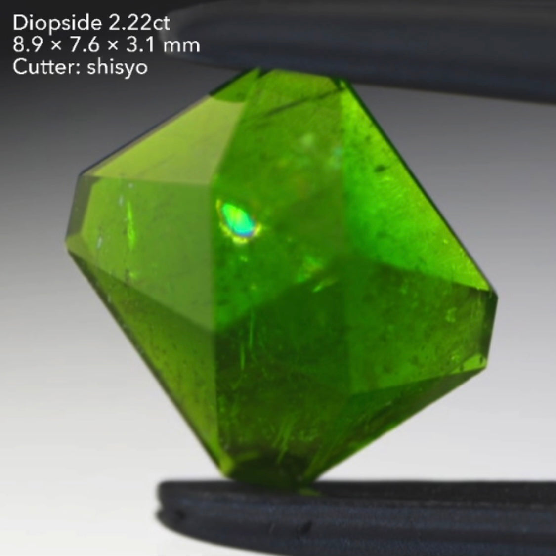 カッコいい❎(エックス)カットを施した虹入りダイオプサイト2.22ct🌈師匠作品👍GTJ名物【HPオークション】こちらはクーポンはごめんなさい🙏