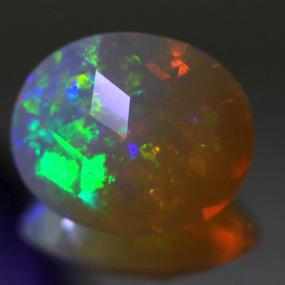 ゲオ先生の独自カット作品「キューブスターカット・オーバルversion」エチオピアオパール2.34ct ✨