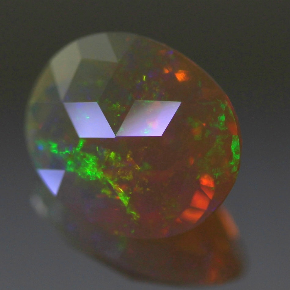 ゲオ先生の独自カット作品「キューブスターカット・オーバルversion」エチオピアオパール2.34ct ✨