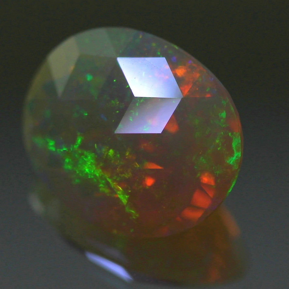 ゲオ先生の独自カット作品「キューブスターカット・オーバルversion」エチオピアオパール2.34ct ✨