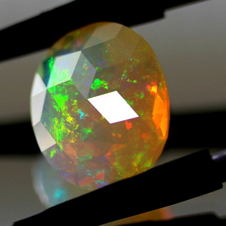 ゲオ先生の独自カット作品「キューブスターカット・オーバルversion」エチオピアオパール2.34ct ✨