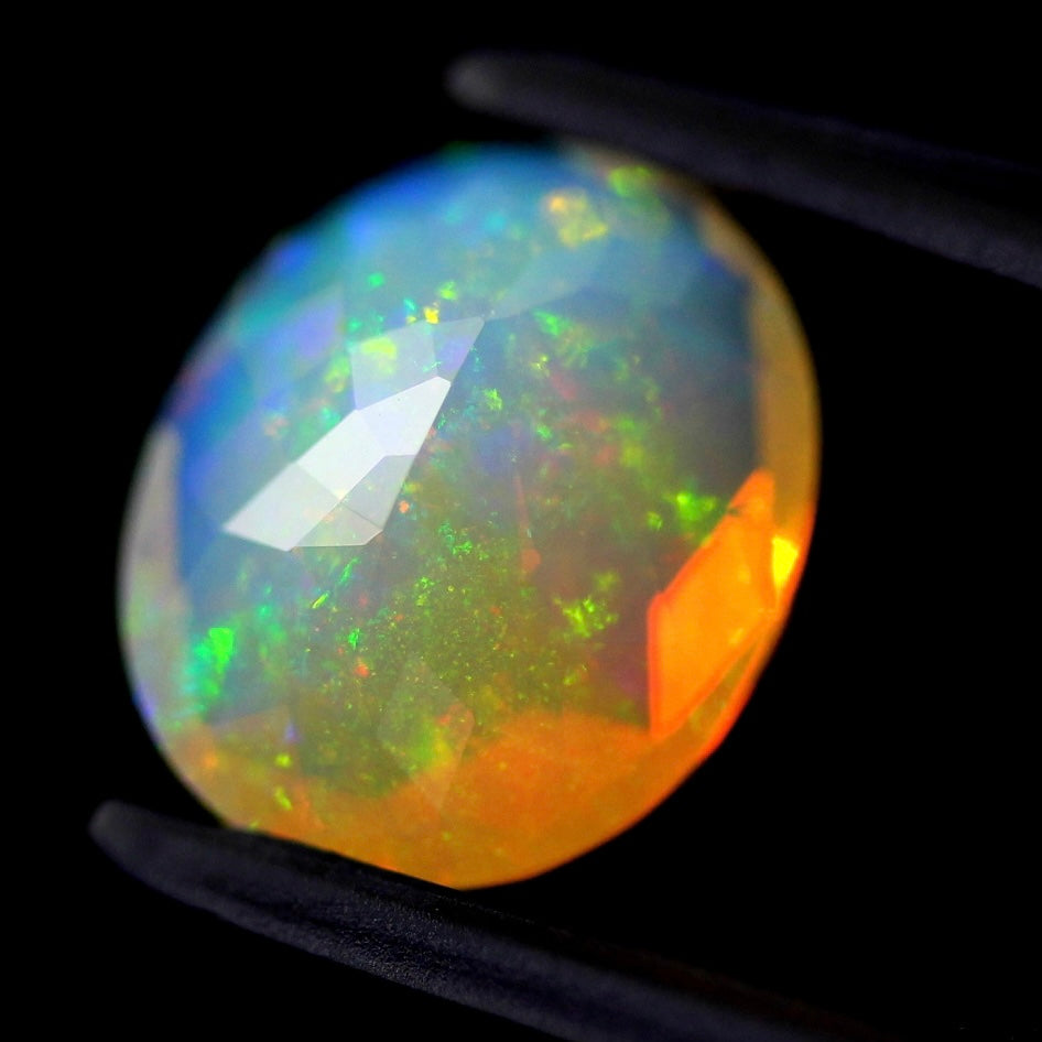 ゲオ先生の独自カット作品「キューブスターカット・オーバルversion」エチオピアオパール2.34ct ✨