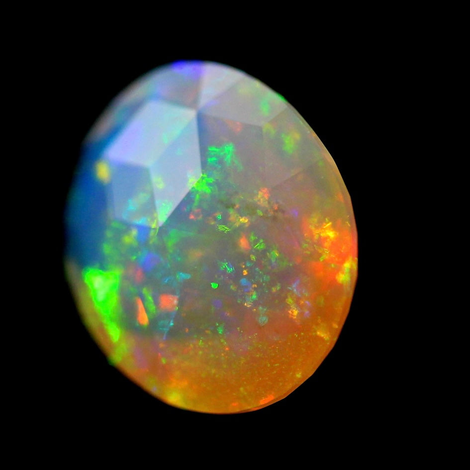 ゲオ先生の独自カット作品「キューブスターカット・オーバルversion」エチオピアオパール2.34ct ✨