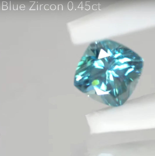 【SOLD OUT】グリーンを潜ませた美色ブルー✨ジルコン0.45ct💎ピアッちゃん作品✨こちらは「お問合せ一番乗り特価」でご紹介です♪