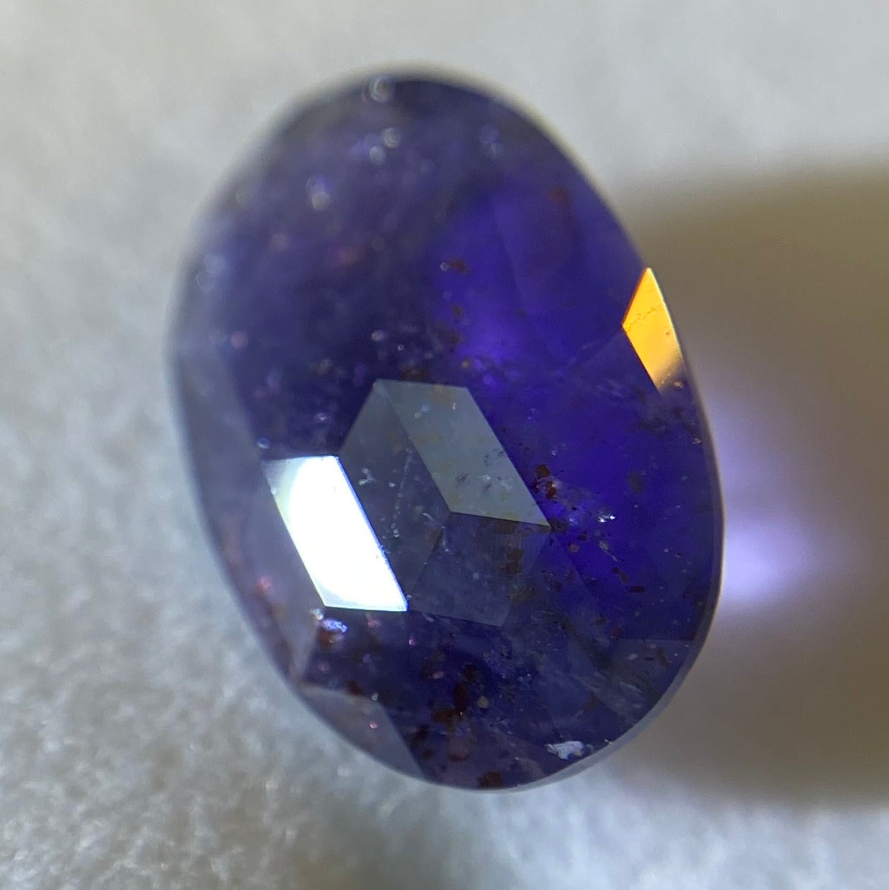 【SOLD OUT】キューブスターが施されたブラッドショットアイオライト2.397ct✨ゲオちゃん作品