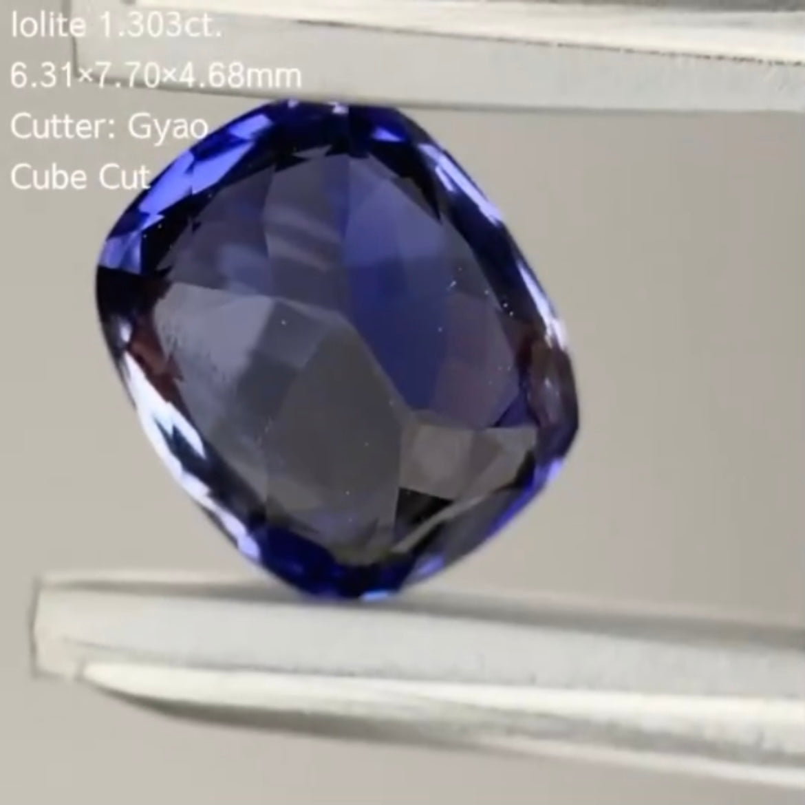 角度でシルバーがカッコイイ👍クッションキューブのアイオライト 1.303ct/ゲオちゃん作品