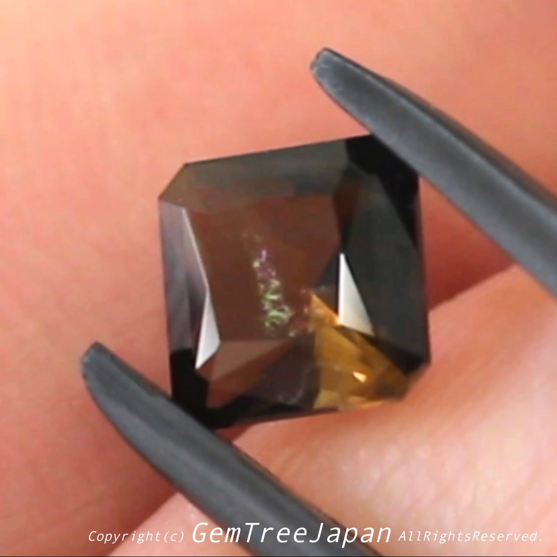 これぞアイオライトの面白さ😄こちらは1.41ct✨“青”特集 & “緑”特集 番外編❗半端ない多色感️👍