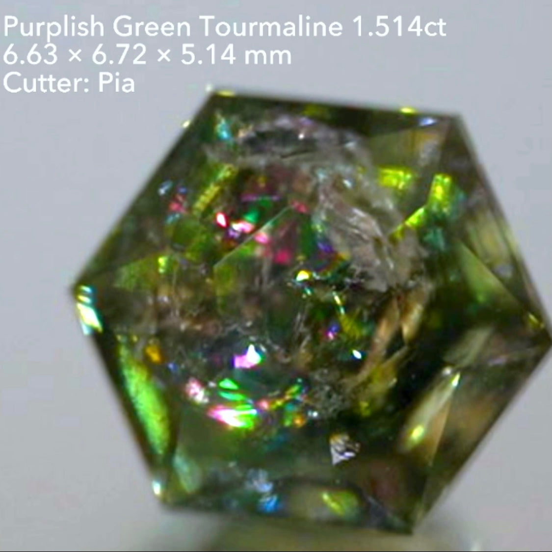 【SOLD OUT】とんでもねぇ虹🌈&“おひねりカット”ヘキサゴン✨パープリッシュグリーントルマリン1.514ct💎ピアッちゃん作品