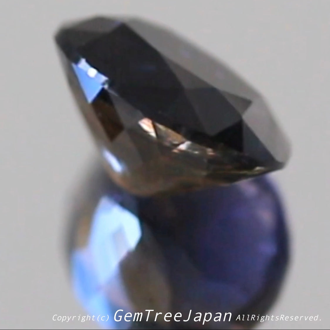 これぞアイオライトの面白さ😄こちらは2.50ct✨“青”特集 & “緑”特集 番外編❗半端ない多色感️👍