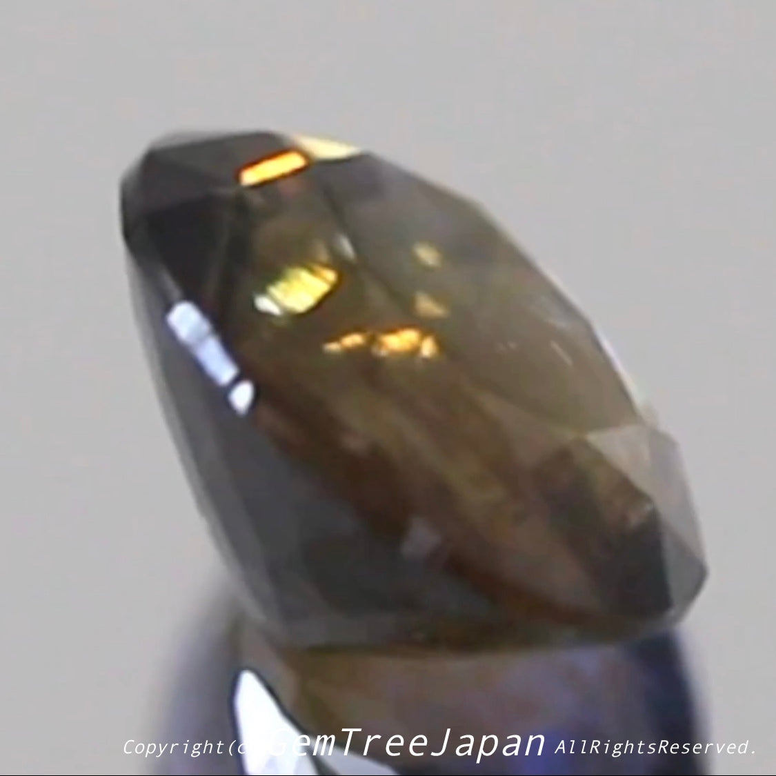 これぞアイオライトの面白さ😄こちらは2.50ct✨“青”特集 & “緑”特集 番外編❗半端ない多色感️👍