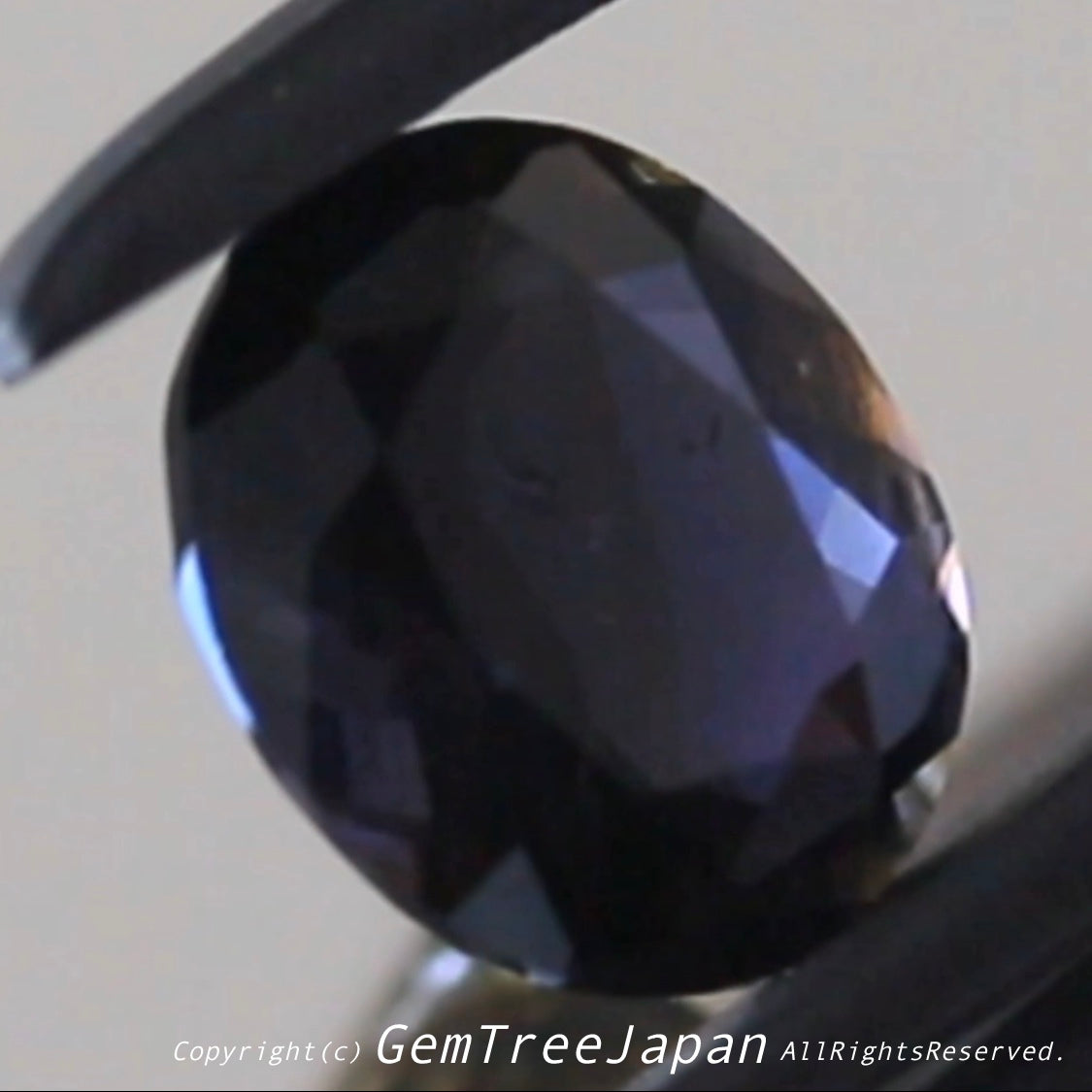 これぞアイオライトの面白さ😄こちらは2.50ct✨“青”特集 & “緑”特集 番外編❗半端ない多色感️👍