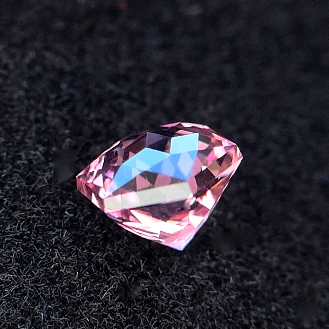 キュートなピンクが鮮やかにずっと輝く💖小さいけど存在感抜群♬ピアッちゃんキューブで登場✨ピンクトルマリン0.378ct✨