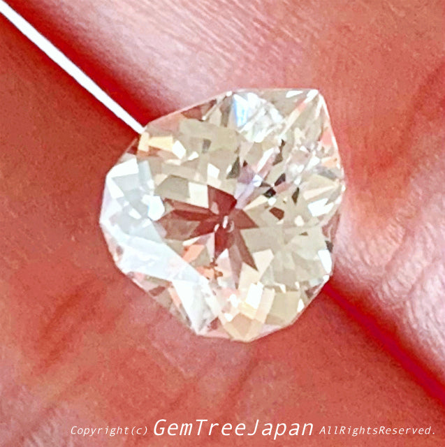 個性的な形・個性のない色♪ピュアホワイトトパーズ3.23ct✨11/17お昼Live配信商品⚡️師匠作品💎