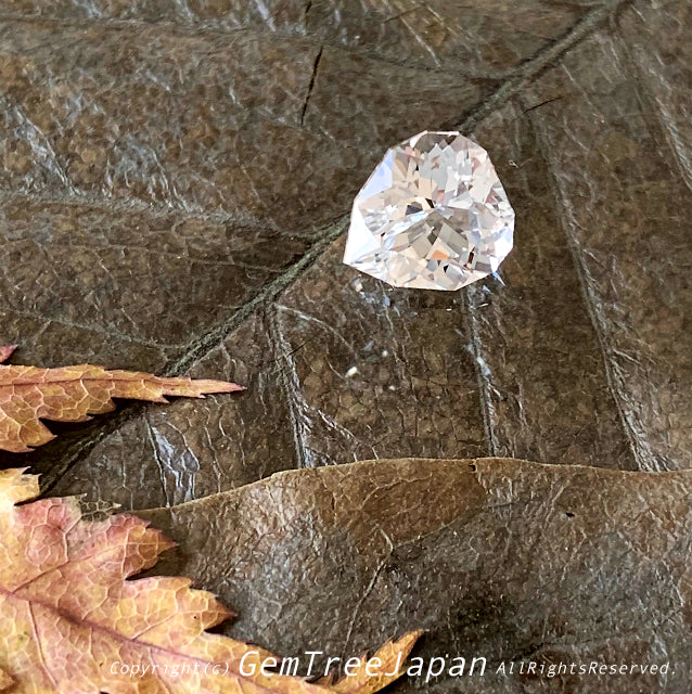 個性的な形・個性のない色♪ピュアホワイトトパーズ3.23ct✨11/17お昼Live配信商品⚡️師匠作品💎
