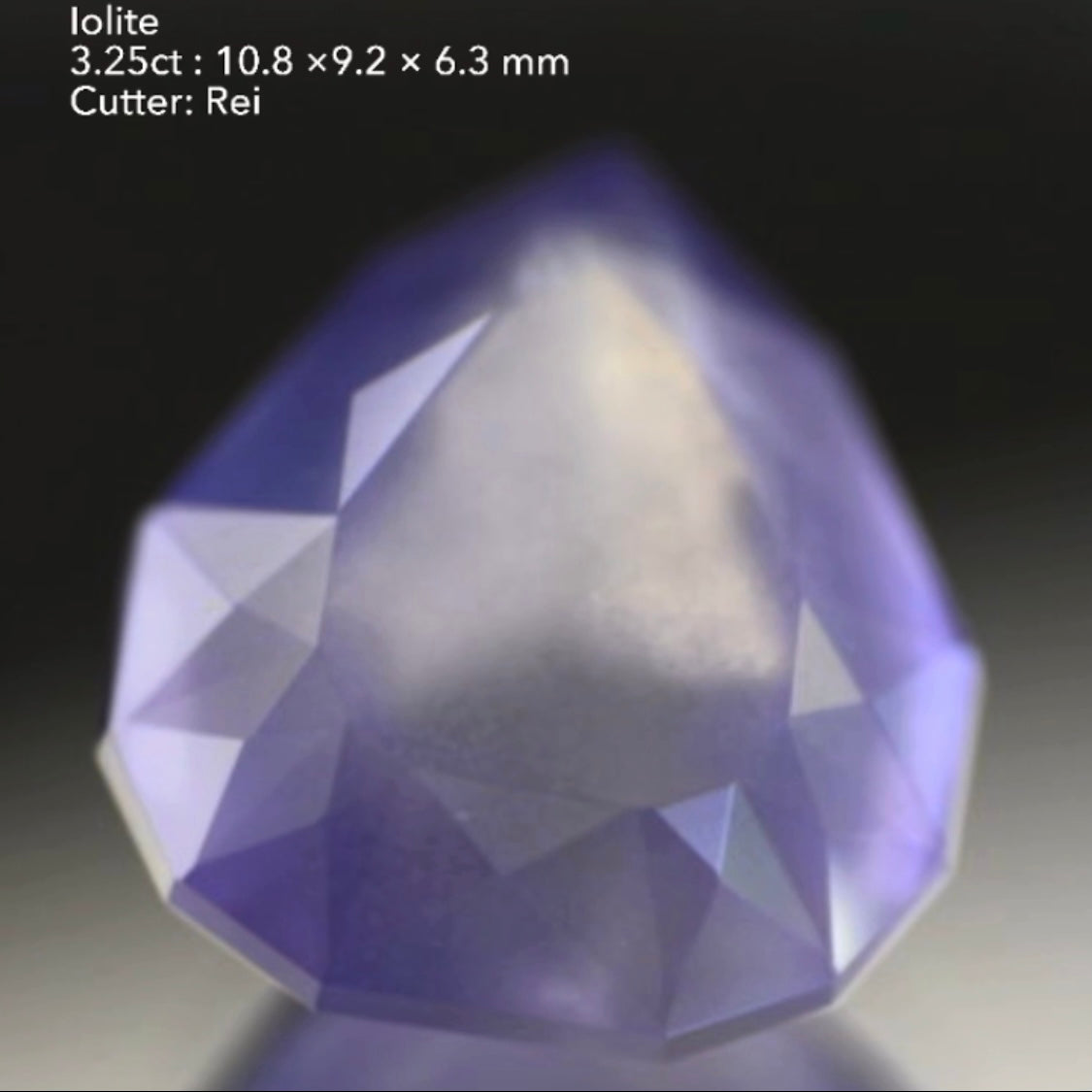 この雰囲気たまりません👍コロッとしたカクカクファンシーペアシェイプ💎シルキーアイオライト3.25ct✨レイちゃん作品