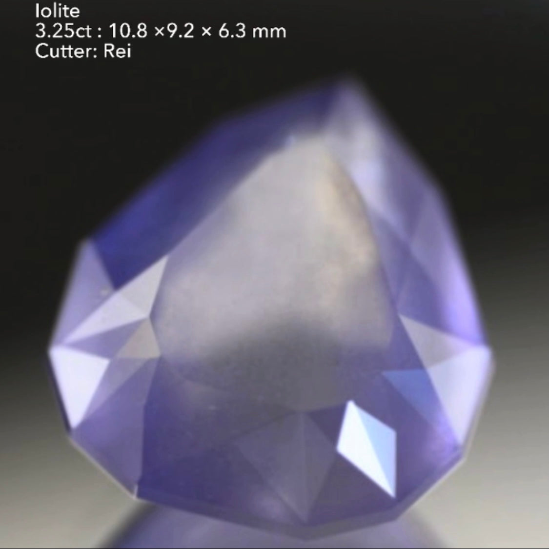 この雰囲気たまりません👍コロッとしたカクカクファンシーペアシェイプ💎シルキーアイオライト3.25ct✨レイちゃん作品