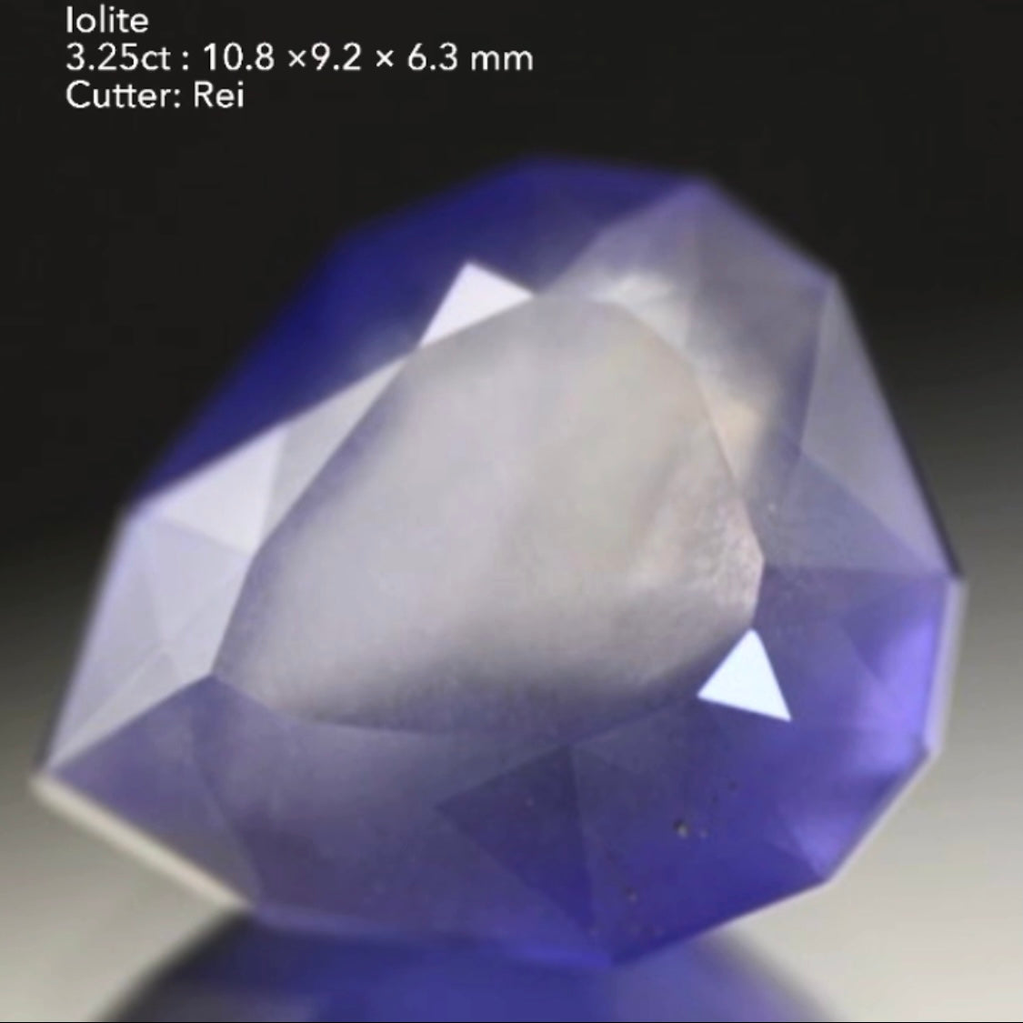 この雰囲気たまりません👍コロッとしたカクカクファンシーペアシェイプ💎シルキーアイオライト3.25ct✨レイちゃん作品