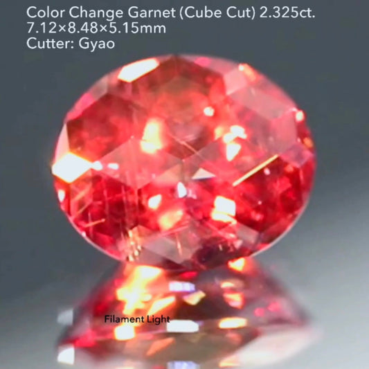 シブさのあるセピアピンクから白熱灯で🔥燃えるようにチェンジ✨💎🔦肉眼では見えない針インクルがまたカッコいい🪡カラーチェンジガーネット 2.325ct キューブ ゲオちゃん作品
