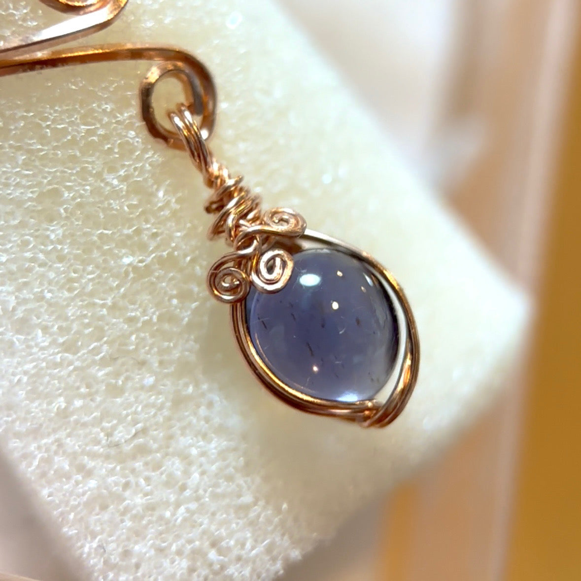 ピアス穴が無くても大丈夫🙆♀️初登場のイヤーカフ♪アイオライト 0.77ct【ねこ石さん🐈ワイヤー巻き作品】