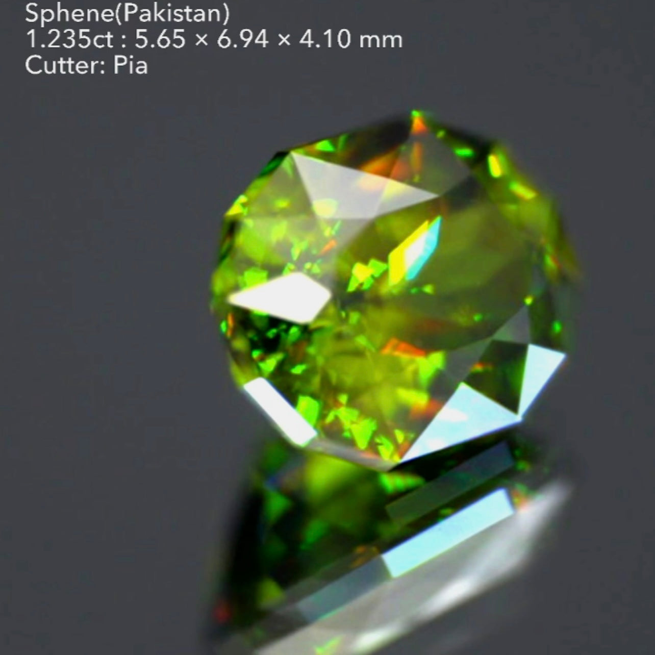 濃いグリーンと真っ赤なファイアー🔥いかにもパキスタン産らしさを満喫できる見事なスフェーン1.235ct💎ピアッちゃん作品🌈