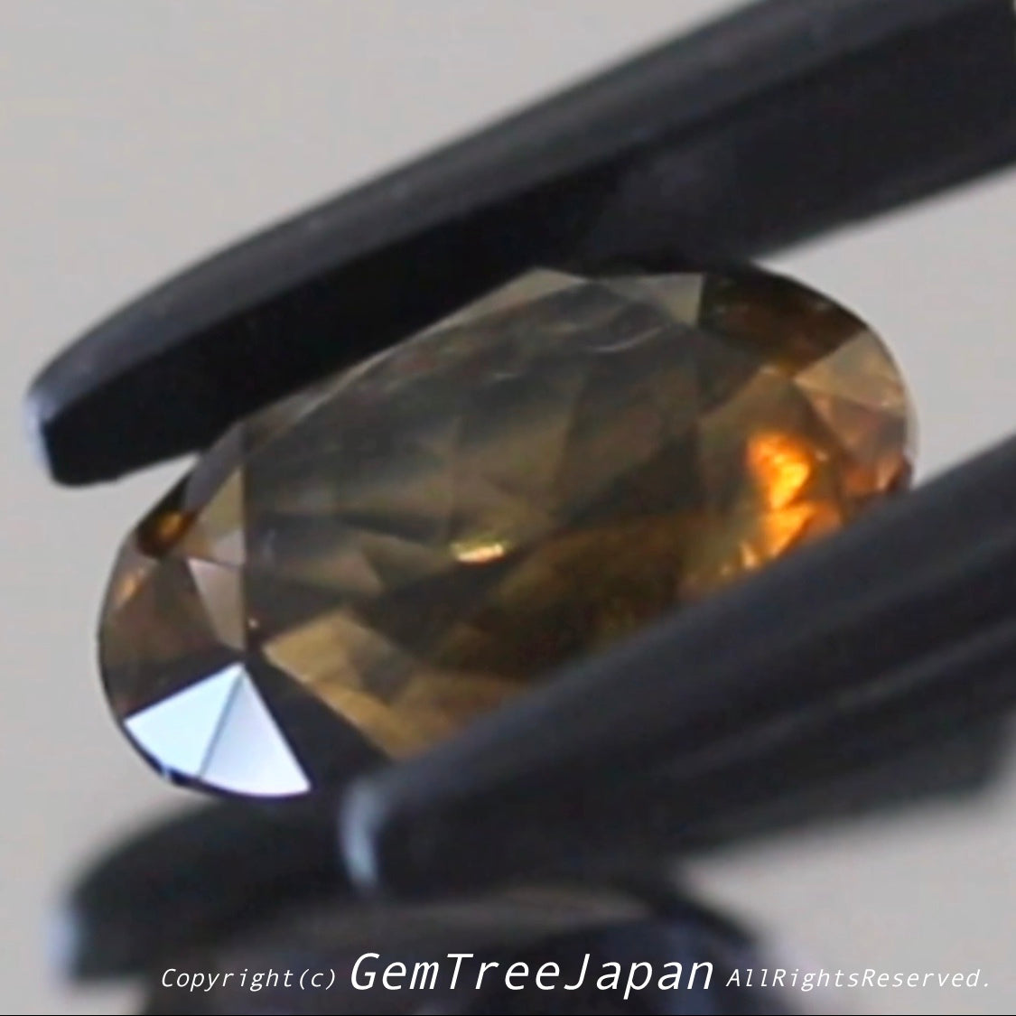 これぞアイオライトの面白さ😄こちらは2.50ct✨“青”特集 & “緑”特集 番外編❗半端ない多色感️👍