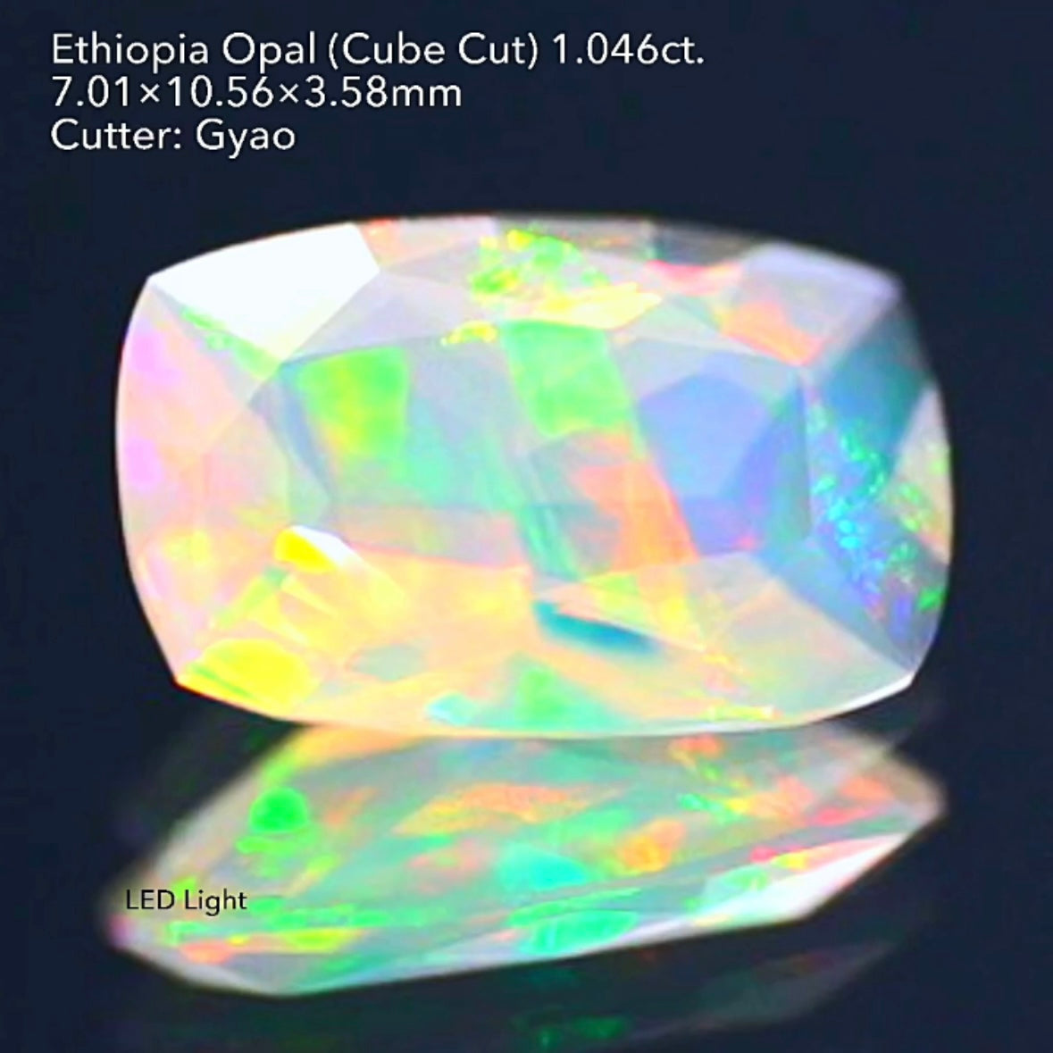 LEDライトでさらにカラフルに🎨🔦全面に遊色が踊る💃エチオピアオパール 1.046ct 変則キューブカット