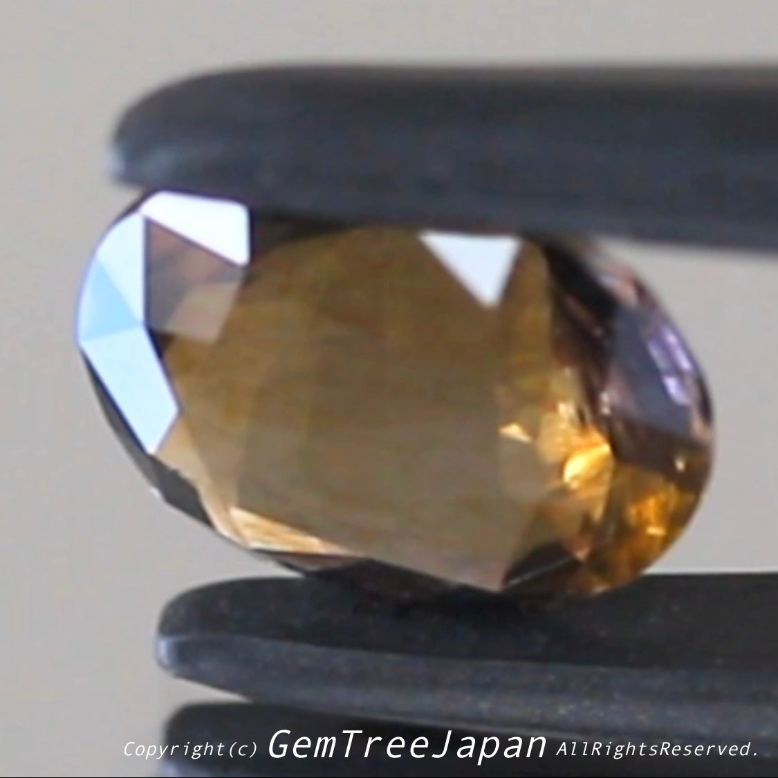 これぞアイオライトの面白さ😄こちらは2.50ct✨“青”特集 & “緑”特集 番外編❗半端ない多色感️👍
