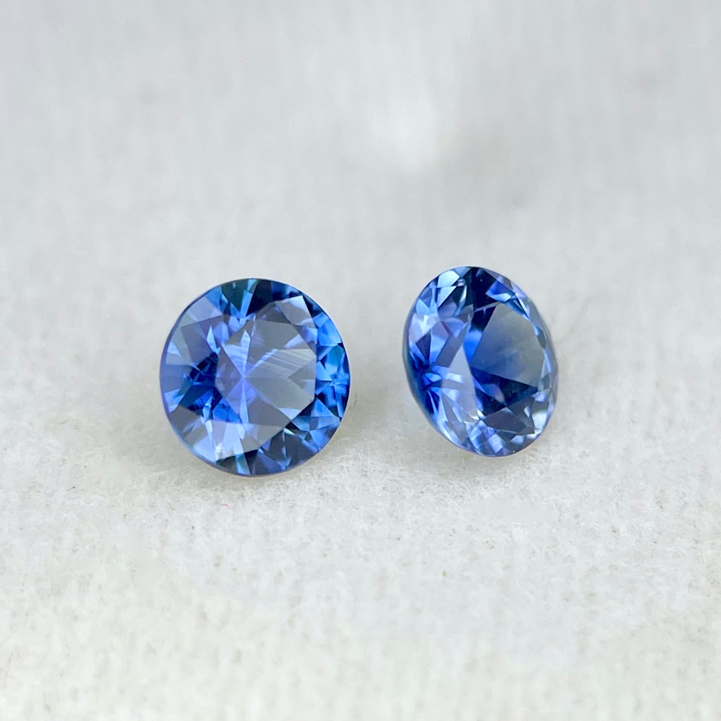 王道ラウンドでお楽しみあれ💙💙💙超イイカラー❣️コーンフラワーブルーサファイア0.212ct/0.216ct⚪️ピアッちゃん作品【コランダム(&スピネル)祭いよいよスタート❗】