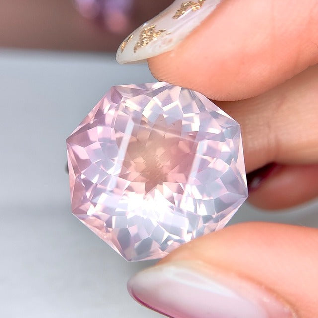 夢の薔薇✨大人気スクエアテーブルカットで咲く大輪の輝きを大きく楽しむ✨ローズクォーツ25.825ct✨ピアッちゃん作品〜宝石形が浮かぶZBカット〜