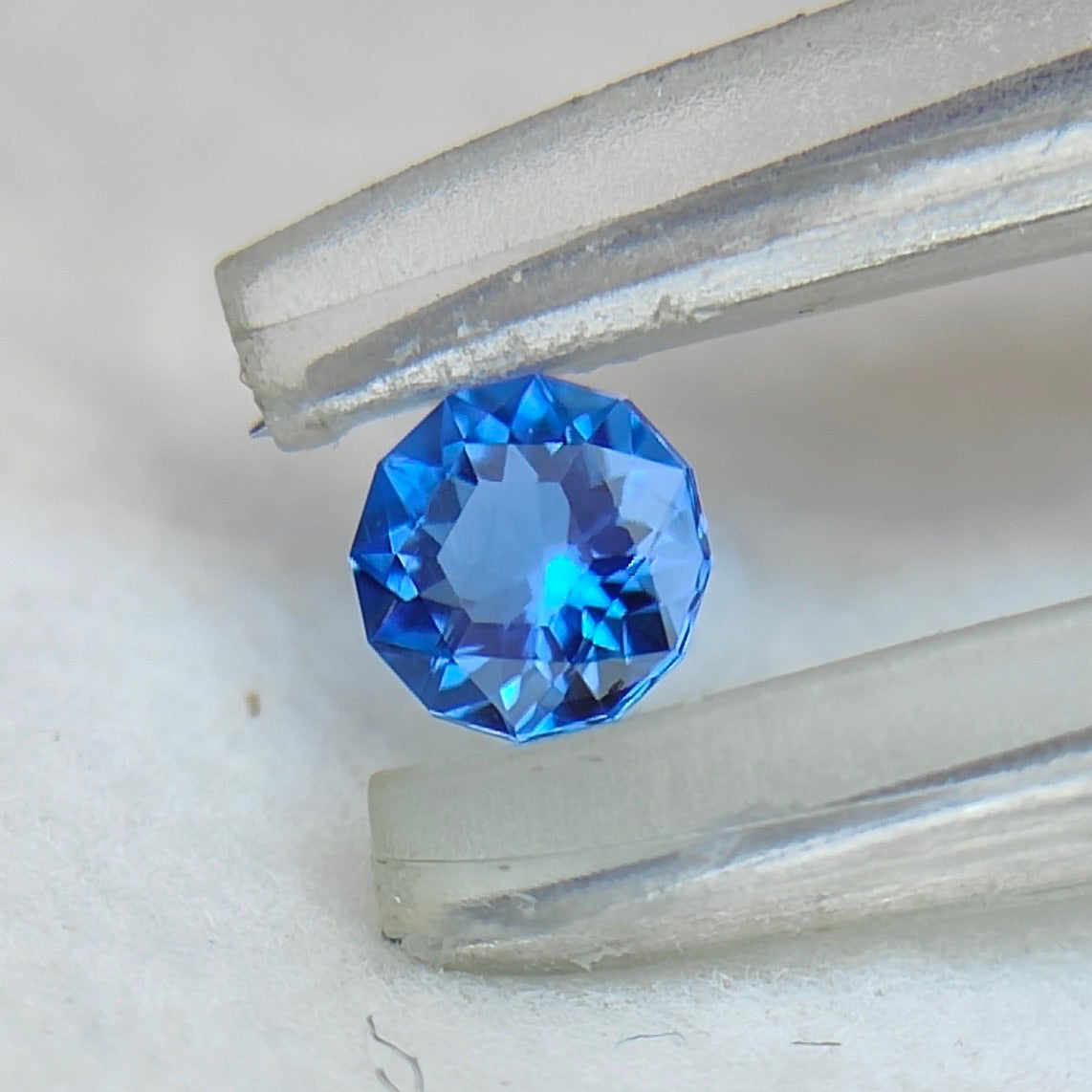 【ZBカット】アウィンナイト0.100ct. ピアッちゃん作品