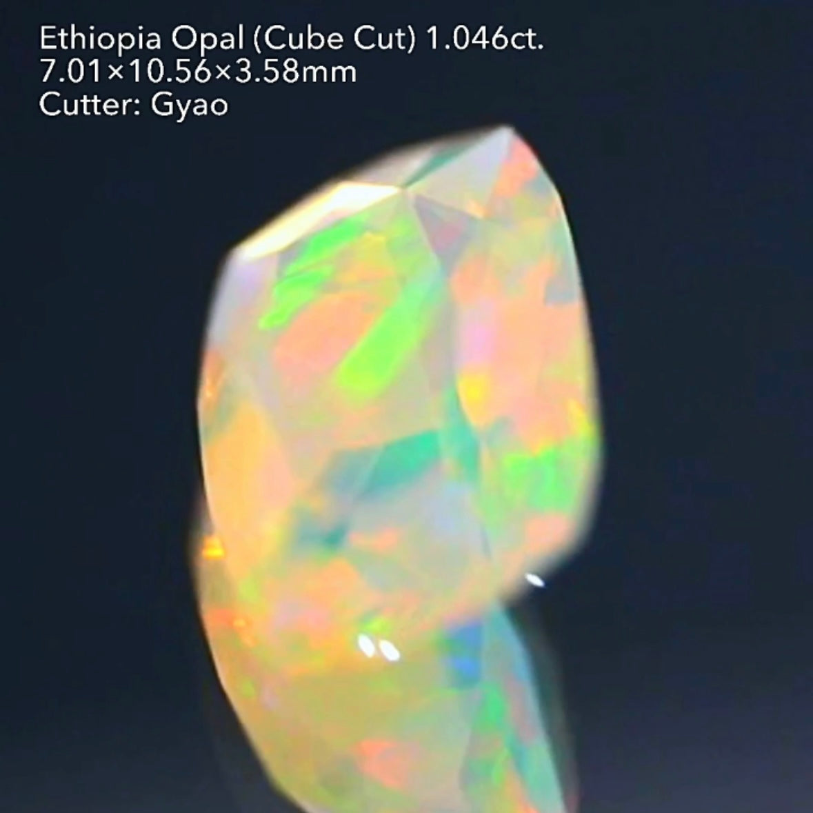 LEDライトでさらにカラフルに🎨🔦全面に遊色が踊る💃エチオピアオパール 1.046ct 変則キューブカット