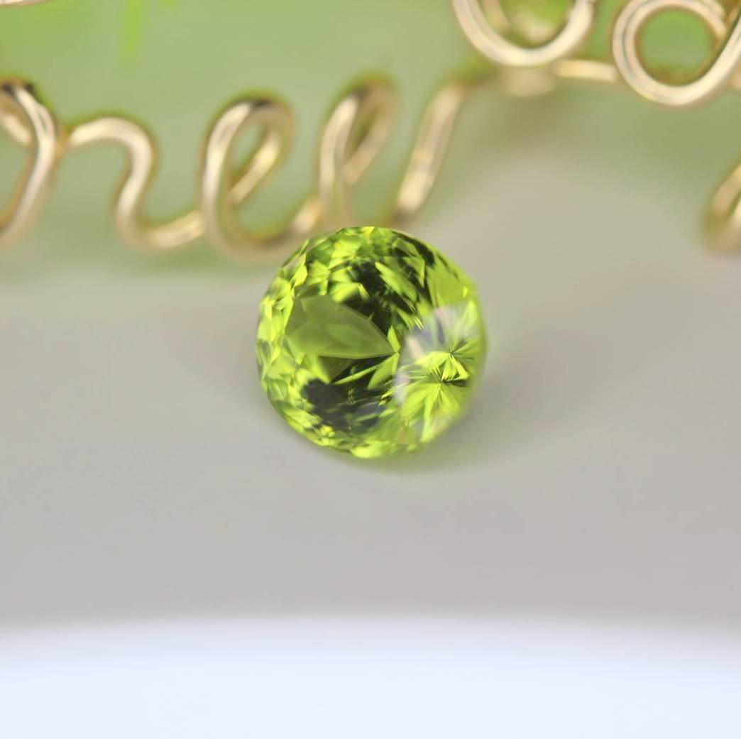 【SOLD OUT】季節外れに新芽がひょっこり✨🌱✨新緑グリーンが眩しいパキスタン産ペリドット✨両面変則キューブ0.858ct.
